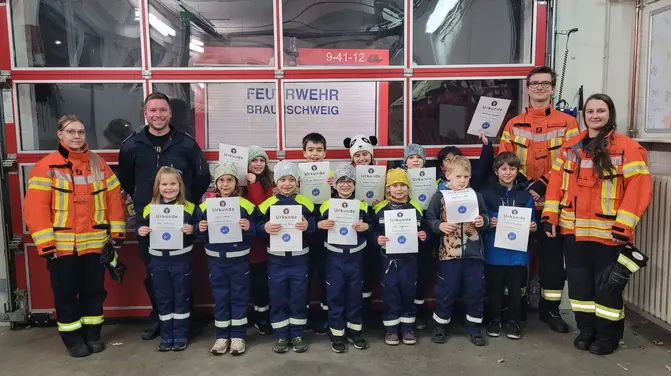 Abnahme der Kinderflamme 1 der Kinderfeuerwehr Ölper