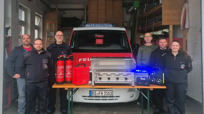 Förderverein übergibt neue Ausrüstungsgegenstände an die Ortsfeuerwehr Ölper