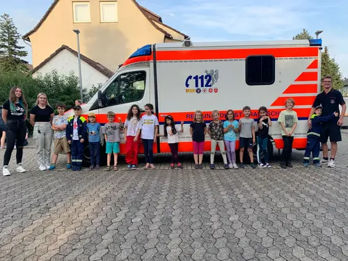 Spannender Besuch des ASB Rettungswagens bei der Kinderfeuerwehr Ölper