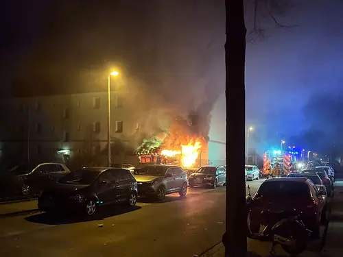 Brand: Brennende Müllcontainer in Unterstand