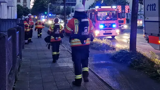 Mehrere Einsätze zeitgleich fordern die Einsatzkräfte - Verdächtiger Rauch in Dachgeschoss