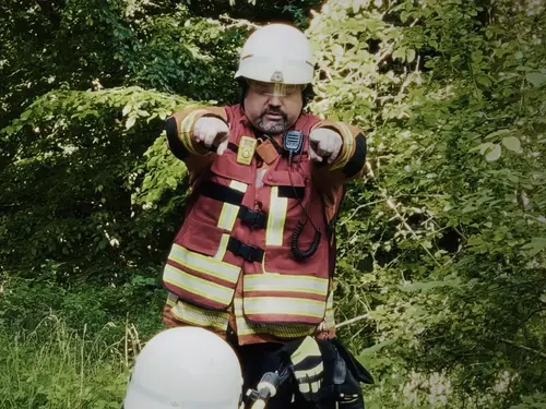 Hilfeleistung: Person unter Baum eingeklemmt