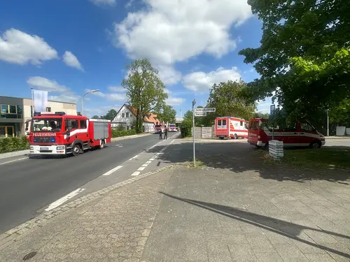 Starke Rauchentwicklung und Feuer in Produktionsgebäude