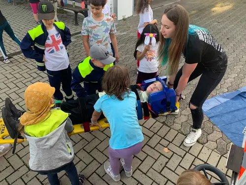 Spannender Besuch des ASB Rettungswagens bei der Kinderfeuerwehr Ölper
